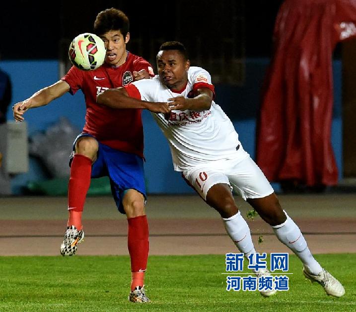 重慶力帆隊(duì)隊(duì)員科爾霍（右）在比賽中拼搶。