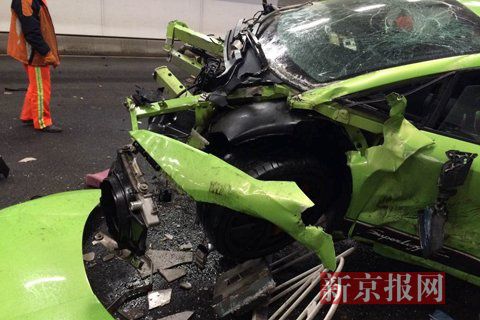 一輛蘭博基尼與一輛法拉利發(fā)生事故，現(xiàn)場(chǎng)狀況慘烈