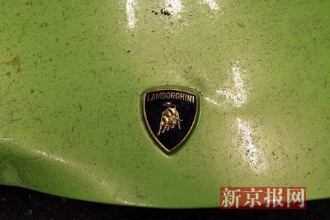 一輛蘭博基尼與一輛法拉利發(fā)生事故，現(xiàn)場(chǎng)狀況慘烈