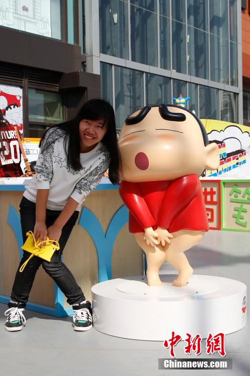 4月22日，游客與蠟筆小新合影?！跋灩P小新25周年紀念特展”日前在北京開展，吸引了不少市民游客。