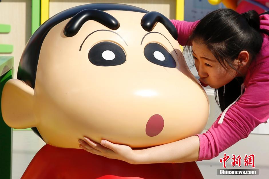 4月22日，游客與蠟筆小新合影?！跋灩P小新25周年紀念特展”日前在北京開展，吸引了不少市民游客。