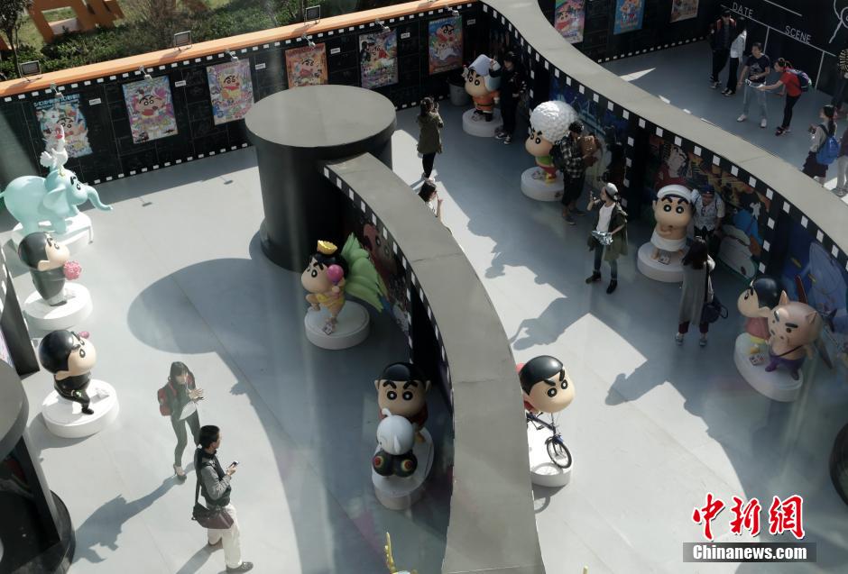 4月22日，游客與蠟筆小新合影。“蠟筆小新25周年紀念特展”日前在北京開展，吸引了不少市民游客。