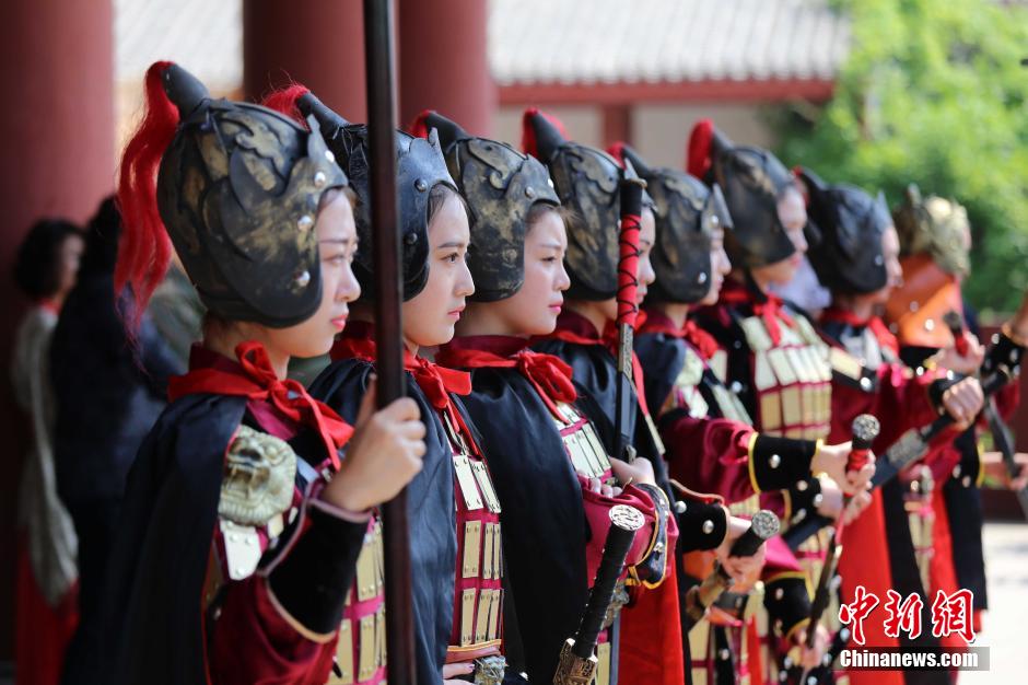 河南三國文化周 佳麗戎裝演繹“三國八美” 河南三國文化周 佳麗戎裝演繹“三國八美”