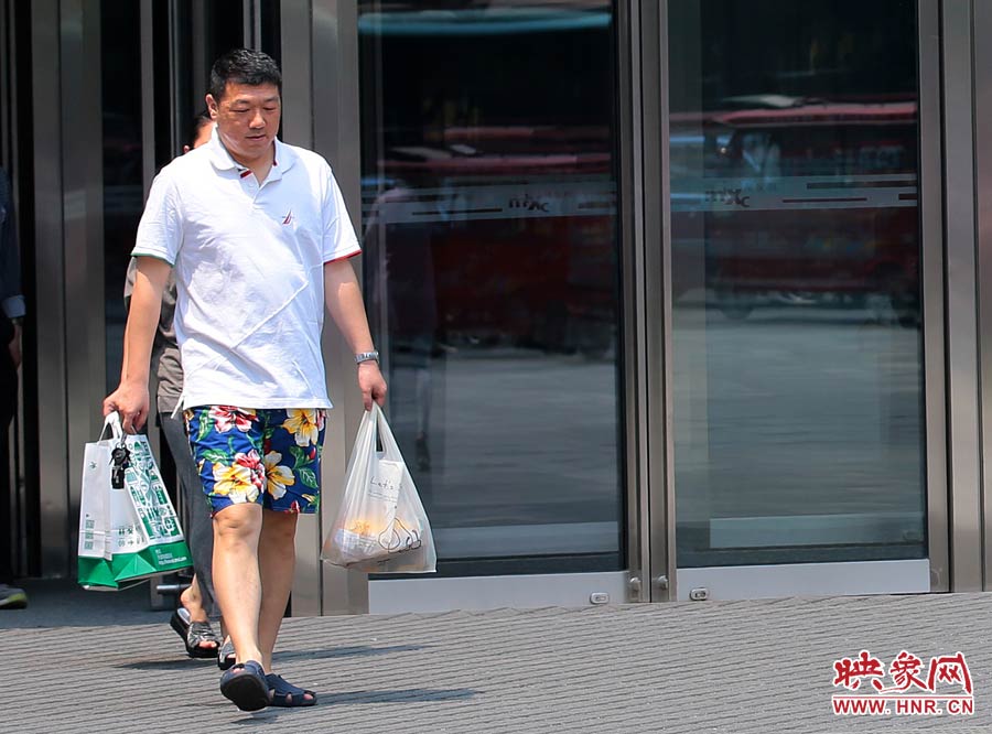 褲頭、T恤的裝束依然提前入夏