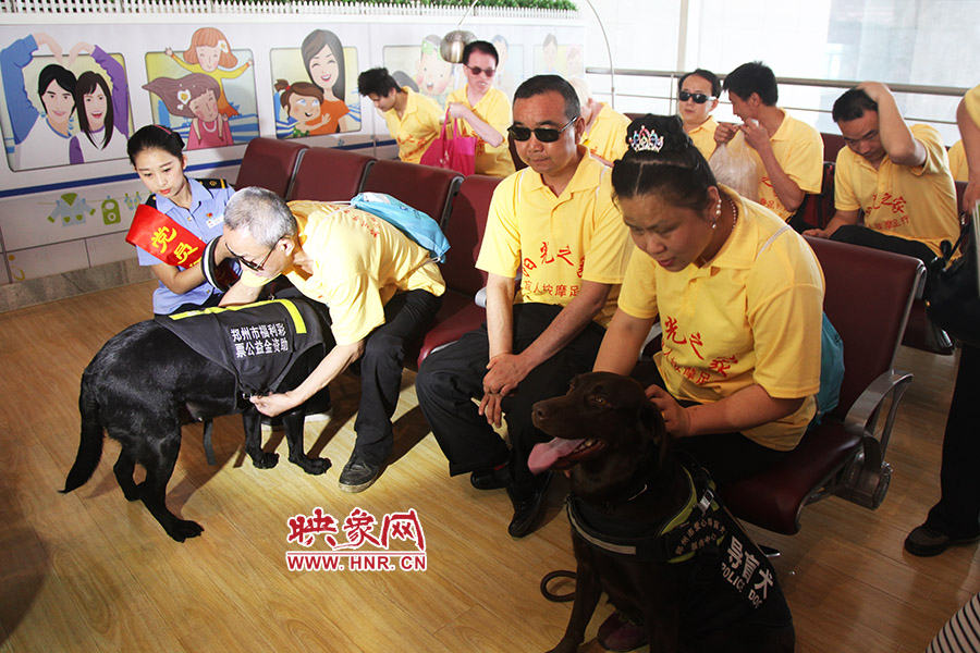 幾名視力殘障人士在專門的愛(ài)心候車去候車