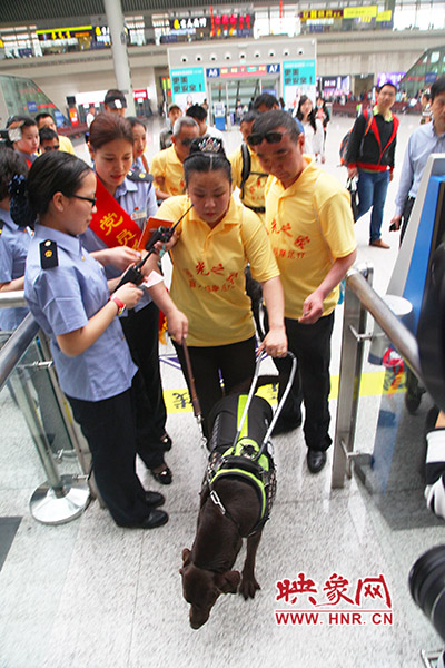 檢票進(jìn)站。