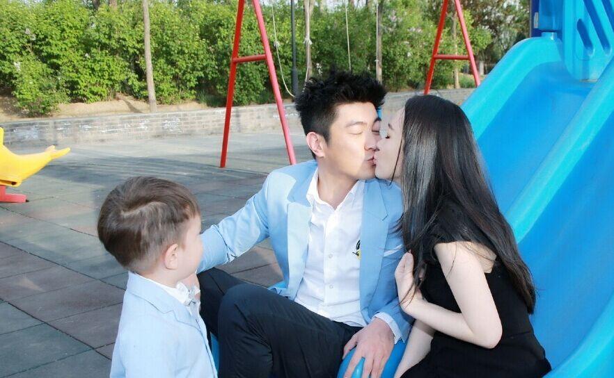 霍思燕與老公親吻,兒子看呆?；羲佳喔窖?“超級愛你們!520快樂!”