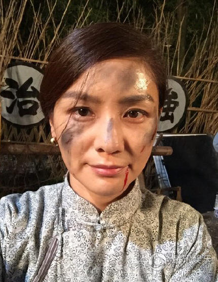 胡可曬出滿面塵土的自拍并向老公沙溢撒嬌道:“好吧,改一下,他日若我如此,你可還會愛我?@沙溢?！? width=