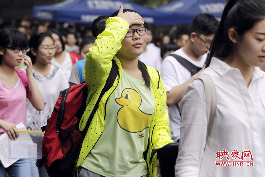 鄭州回中考點，考生輕松入場。