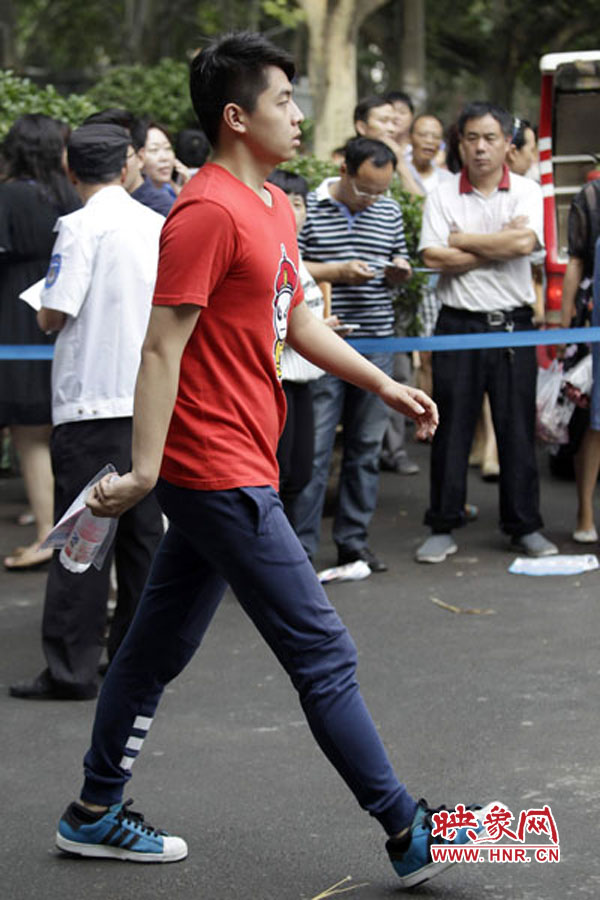 鄭州回中考點，考生自信入場。