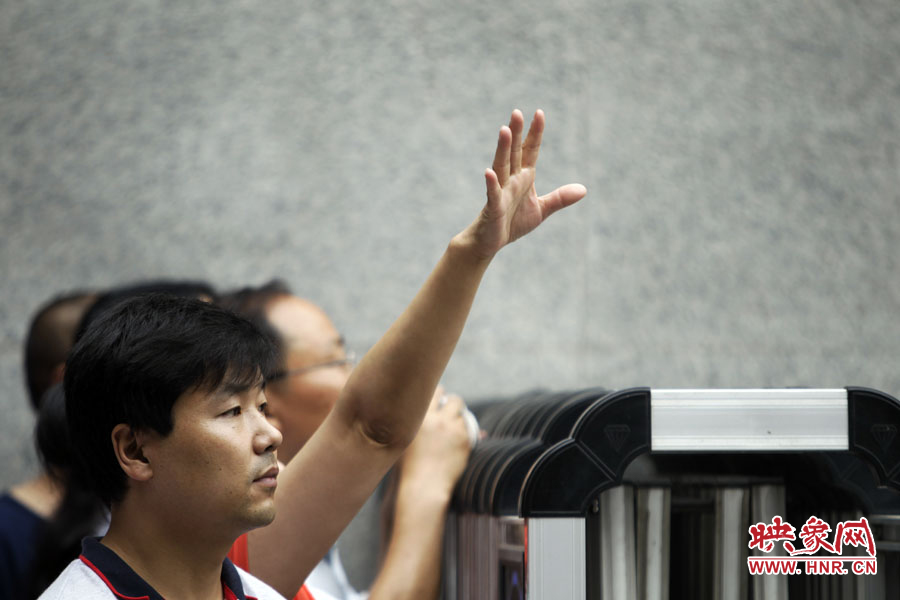 6月7日，鄭州回中考點?！昂?，我在這兒！”一名家長招呼自己的孩子
