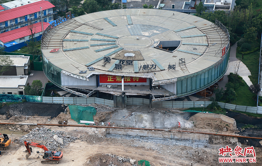 售樓部被拆掉一個(gè)角，仍在正常使用