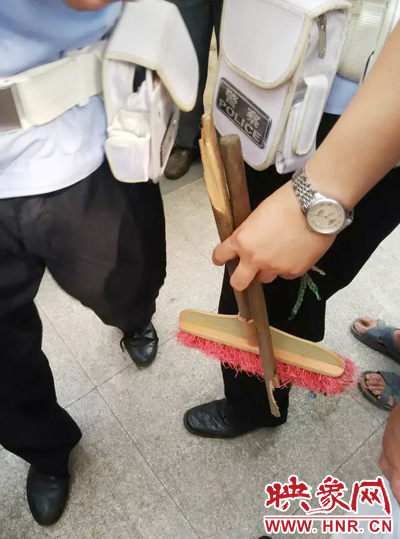 老太從環(huán)衛(wèi)工手中奪過掃帚，用腳踩斷，用力向環(huán)衛(wèi)工人的手上和腿上敲去。