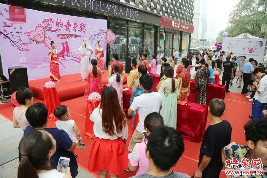 活動現(xiàn)場，聚集了大量圍觀群眾。