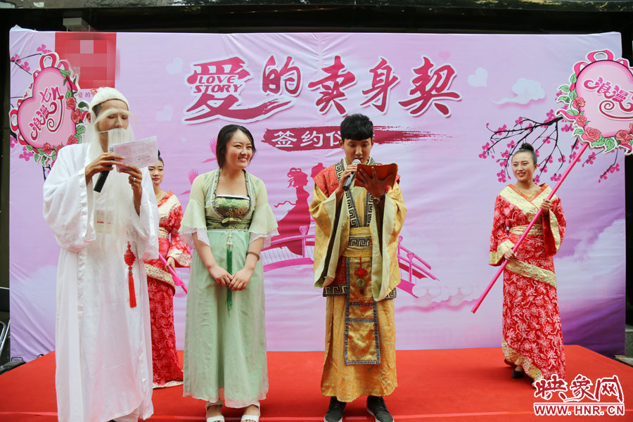 男子現(xiàn)場宣讀“賣身契”的內(nèi)容，讓大家作證。