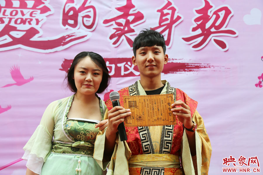 現(xiàn)場的8名男子異口同聲地表示，如違反此契約，可以接受處以極刑。