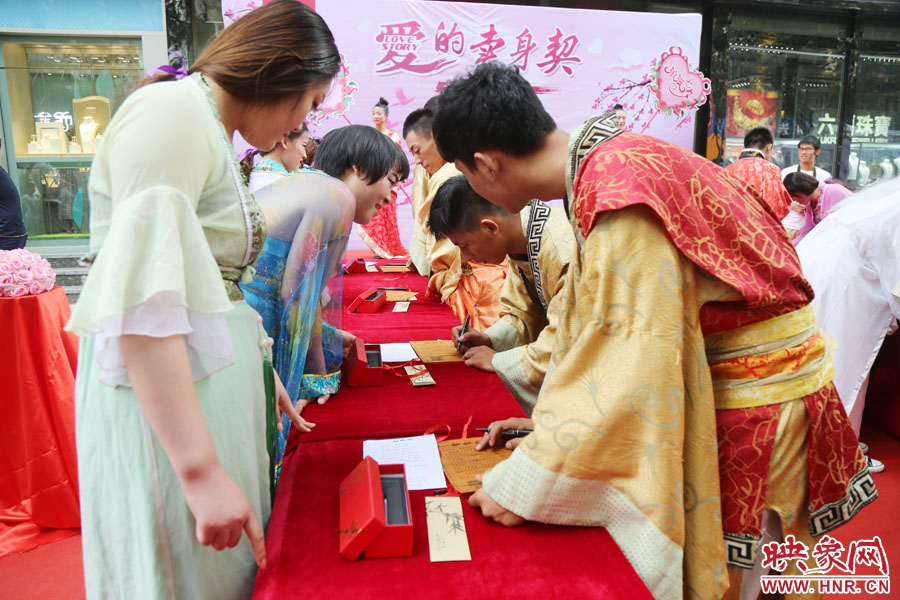 在“月老”的見證下，8名男子簽下代表真摯愛情的“賣身契”。