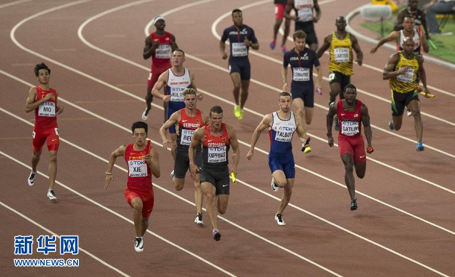 中國(guó)隊(duì)選手謝震業(yè)（左前）在比賽中。