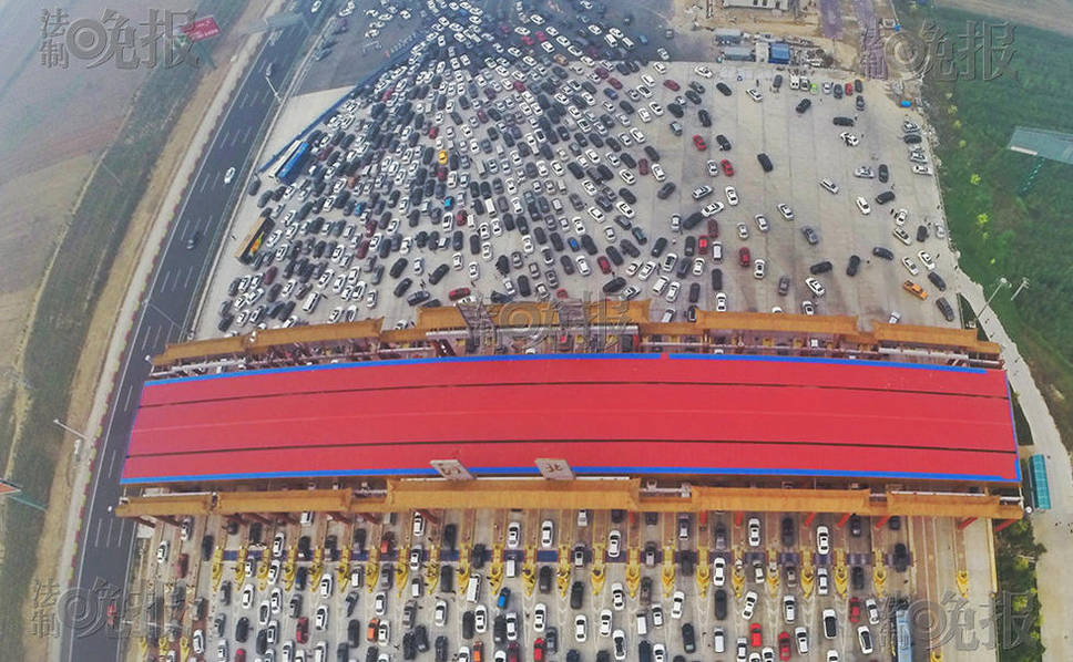 滯留的大批車輛。