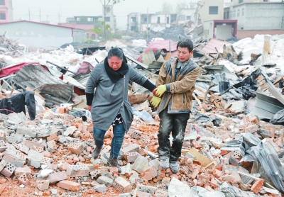 腳下是曾經(jīng)的公司，王琳夫婦內(nèi)心十分悲痛