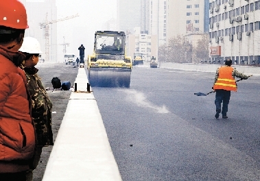 昨日農(nóng)業(yè)路高架第八標段已經(jīng)開始鋪設瀝青。