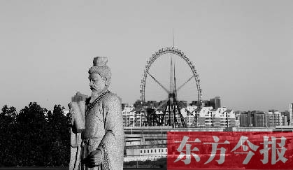 16日，從中原福塔基座平臺(tái)看向世紀(jì)歡樂園的景象