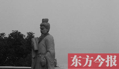 23日，從中原福塔基座平臺(tái)看向世紀(jì)歡樂園的景象