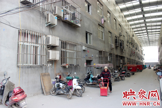 三棟居民樓沒有任何手續(xù)，沒有房產(chǎn)證，售價超級低。