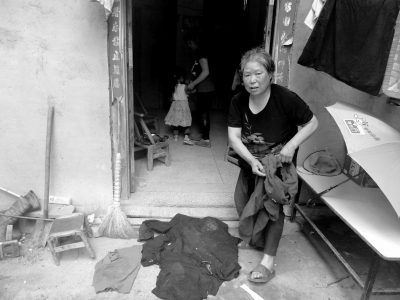 侯見志的母親拿出老伴受傷時穿的血衣。京華時報記者鄭羽佳攝