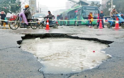 　路面陷了個大坑，下面是自來水公司的主管道。