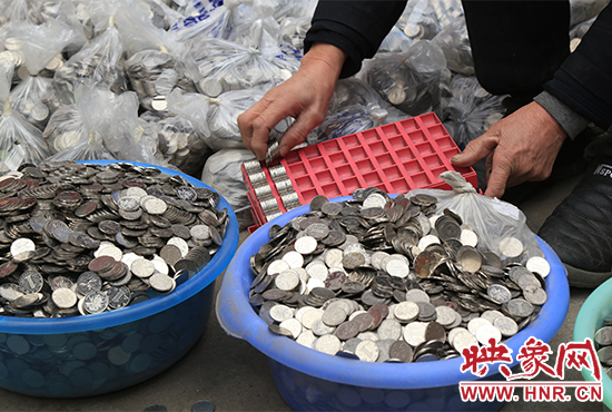 這筆“巨資”大部分已被員工清點(diǎn)好，都是1元硬幣，每500元用一小袋裝起來。