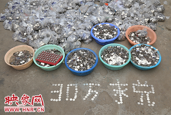 據(jù)負(fù)責(zé)清點(diǎn)“巨資”的張大爺介紹，這筆“巨資”積攢了兩個(gè)月左右，有30萬左右，重達(dá)3000多斤。