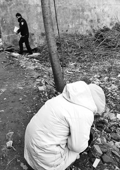 案發(fā)現(xiàn)場附近，死者的姐姐在痛哭。