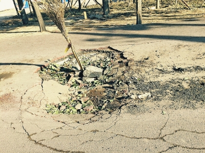 在路面正中間塌陷11平方米，最深處約半米深。