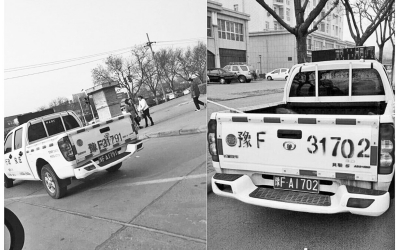 鶴壁市兩輛城管執(zhí)法車被拍到車身噴的號碼與牌照不符。