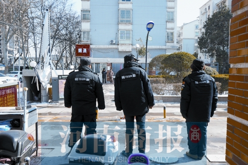 小區(qū)門口有兩撥保安把門，分屬不同的物業(yè)公司