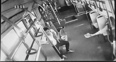 小情侶公交車上旁若無人吃西瓜，弄臟車廂環(huán)境引不滿。