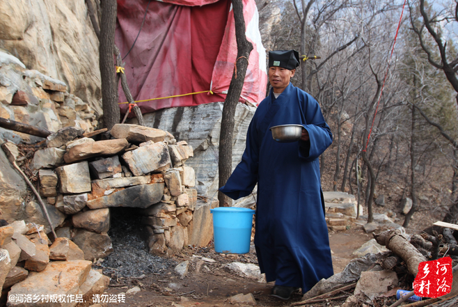 崔道長原籍東北，兩年前還只是一個(gè)普通的農(nóng)民工，領(lǐng)著交往了半年的女朋友，住進(jìn)了工棚。工棚里人員復(fù)雜，一次偶然的機(jī)會(huì)，他發(fā)現(xiàn)女朋友似乎和工頭有染，求證的過程中，挨了揍。