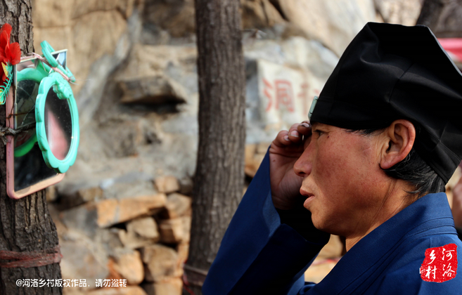 在一個(gè)下著雨的傍晚，他的行李被兩個(gè)五大三粗的壯漢，扔出了工棚。他于是一路南下，沿路打聽著少林寺，來到登封，打算學(xué)得一兩手功夫，回去報(bào)仇。在少林寺附近徘徊數(shù)日，因無人引薦，花光了身上所有的錢，也沒能進(jìn)入少林寺。