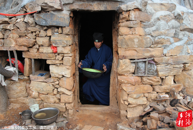 老崔走投無路中，跟著一個(gè)在嵩山后山修行的道士上了山，找了個(gè)半山腰前人堆砌出來的石屋安身。