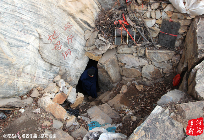 老崔說，以前就經(jīng)常半夜做夢，夢到女媧娘娘在召喚自己。上山以后，居住附近，竟然真的有一個(gè)地母洞，也不知是誰供奉了女媧娘娘的神像，后來這兒似乎成了老崔的獨(dú)家道場。