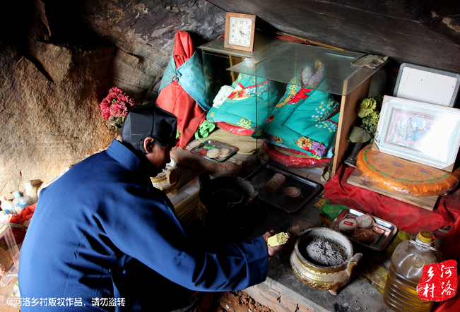 山上很少見到陌生人，所有的出家人也都有自己的生活。誦經(jīng)焚香，成了老崔的日常。