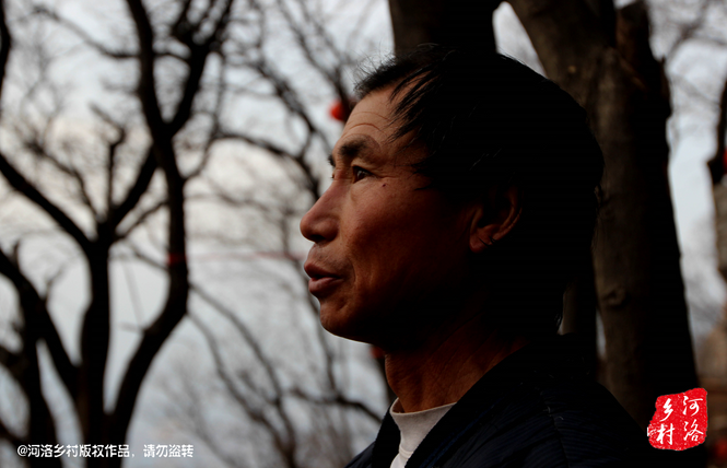 不過老崔對(duì)鄰居卻有著十分的不屑，平日里他們的生活，主要是自己種植的蔬菜和野菜，偶爾有山下香客的供奉。而鄰居卻經(jīng)常揀一些驢友丟棄的物品，飲料瓶，塑料紙，或者其它的物品。