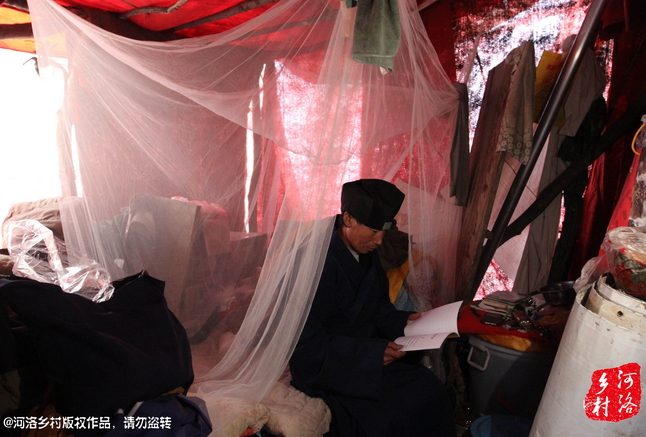 鄰居因?yàn)榱獯?，弄壞了他幾根肋骨，他要求鄰居一萬塊錢賠償，經(jīng)有關(guān)部門協(xié)調(diào)，最終以八千塊錢了結(jié)。老崔理直氣壯的說：這不是對(duì)我的賠償，這是褻瀆女媧娘娘的懲罰。