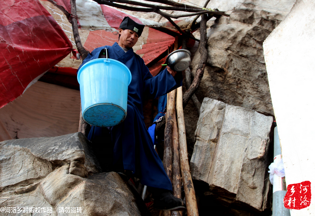 老崔居住的地方?jīng)]有通電，有了手機(jī)之后，就多了一項(xiàng)差事，隔天需要下山找地方給手機(jī)充電。一年多來，經(jīng)常上山下山，加上誦經(jīng)燒香，老崔的身體硬朗了很多，山路上行走，甚至比途經(jīng)的驢友更加迅速。