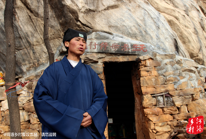 在這個(gè)山洞住多久，他沒有時(shí)間表，他說要看自己的內(nèi)心，修行夠了就離開，如果需要繼續(xù)修行，就從這里“安老病死