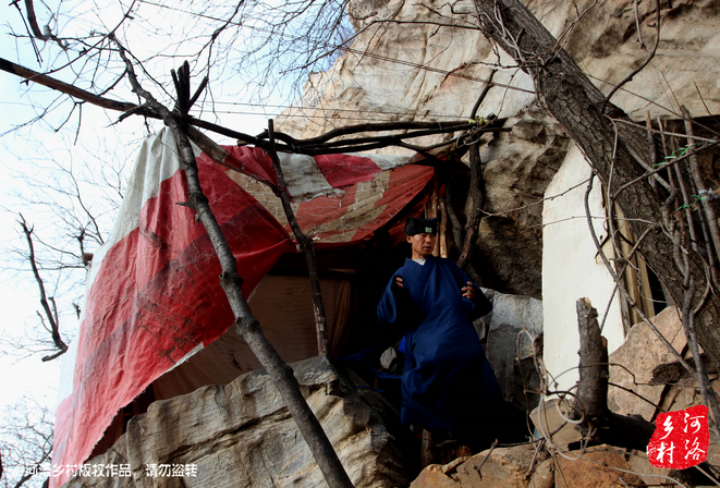 那個(gè)打斷老崔肋骨的道友搬走了，此刻半山腰只剩下老崔一個(gè)人，除了山下的香客，也只有偶爾登山的驢友路過。老崔一副面帶微笑的慈祥模樣，也贏得香客好感，有山下香客邀請他春節(jié)下山過年，老崔有些糾結(jié)，對(duì)于香客的邀請，是去還是不去呢？
