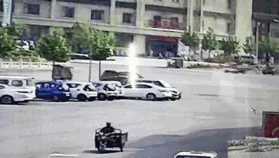 然而，這起看似簡單的交通事故，接下來發(fā)生的事兒，卻讓人感到驚奇。