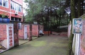 緊挨鐵山坪基地，有一條“迷你”街道，雖然簡陋，但尚未拆去的店鋪名稱顯出了曾經的“繁華”。組圖/記者倪志剛