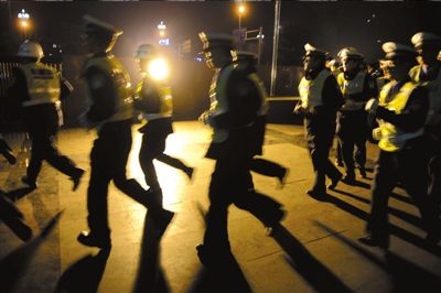 ▲涼山警方連夜出擊打拐。本報(bào)記者歐陽(yáng)曉菲攝